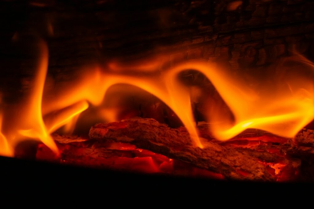 Realistischer Flammeneffekt beim Elektrokamin: Darauf kommt es an